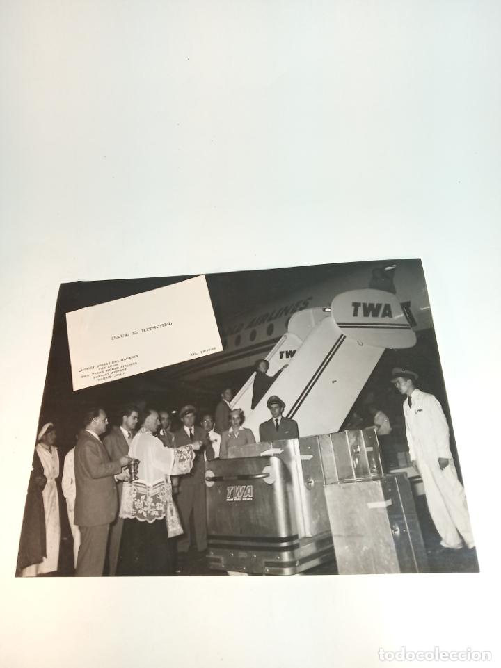 Fotografia antica: Gran fotograf&iacute;a de cura bendiciendo un vuelo de la TWA. Incluye tarjeta de m&aacute;nager de la compa&ntilde;&iacute;a.