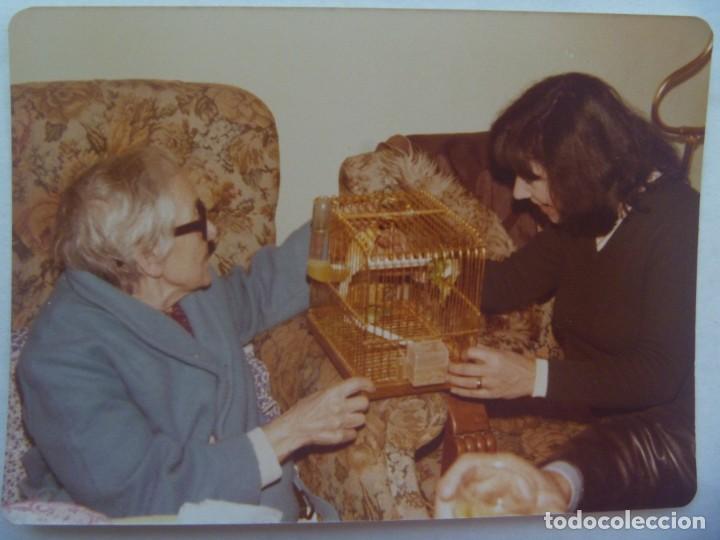 Photographie ancienne: FOTO DE JOVEN CON ANCIANA Y JAULA CON PAJARILLOS