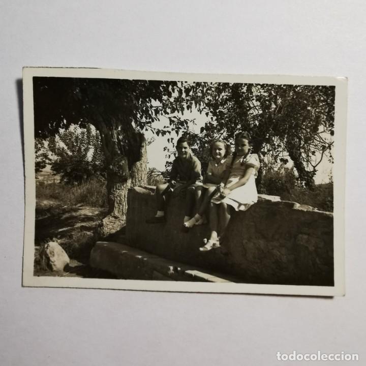 Fotografia antica: ANTIGUA FOTOGRAFIA - SANTA MARIA DE MIRALLES  - NI&Ntilde;O CON AMIGAS - A&Ntilde;O 1947 - 8,5 X 5,8 CM
