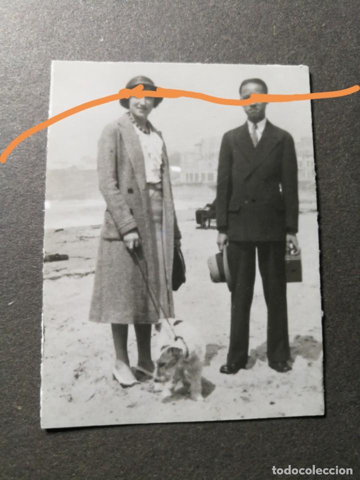 Alte Fotografie: Fotograf&iacute;a antigua. se&ntilde;orita con el perro. A&ntilde;os 20.