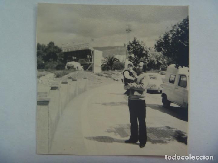 Fotograf&iacute;a antigua: FOTO DE PADRE CON BEBE, COCHES DE EPOCA, SEAT 600 , ETC