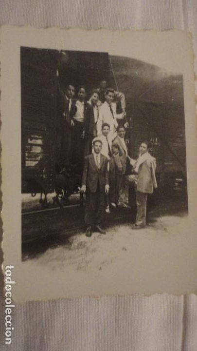 Fotograf&iacute;a antigua: ANTIGUA FOTOGRAFIA.GRUPO CHICOS JUNTO A FERROCARRIL.FREGENAL DE LA SIERRA.BADAJOZ A&Ntilde;OS 50