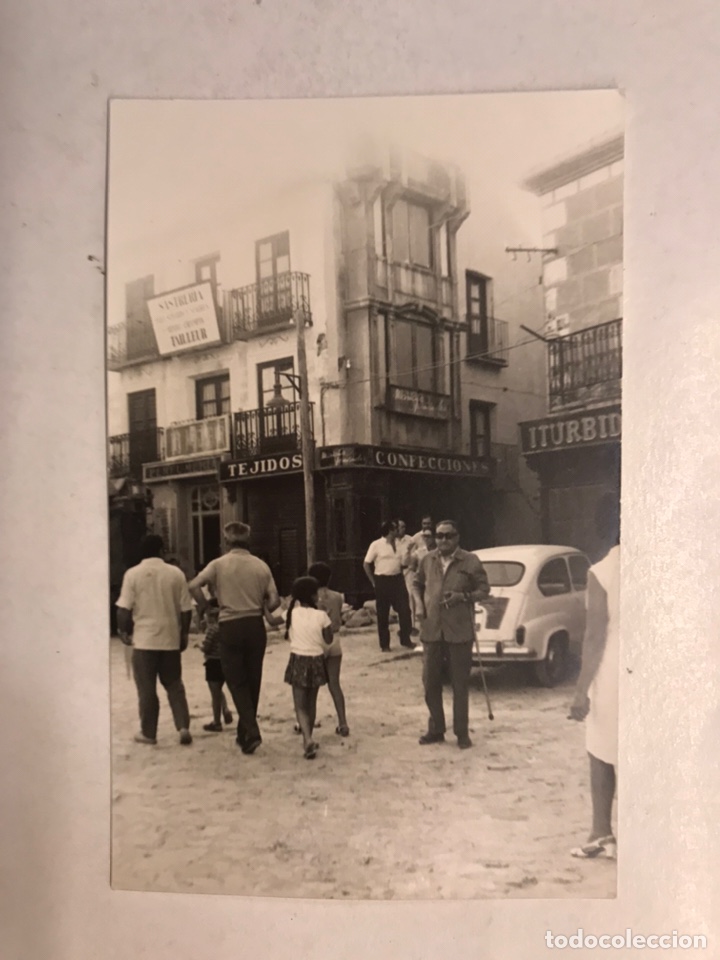 Fotograf&iacute;a antigua: FOTOGRAF&Iacute;A. Callejeando por alguna Ciudad de Espa&ntilde;a... SEAT 600... (h.1960?)