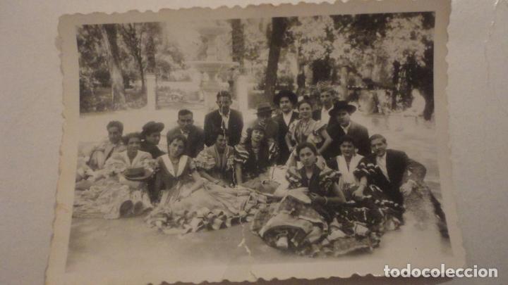 Fotografia antiga: ANTIGUA FOTOGRAFIA.GRUPO PERSONAS.FERIA ABRIL DE SEVILLA 1955
