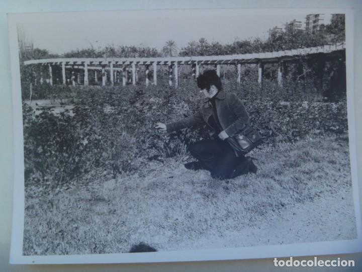 Antique Photography: FOTO DE MUJER COGIENDO UNA FLOR, JARDIN ....... 12 X 18 CM