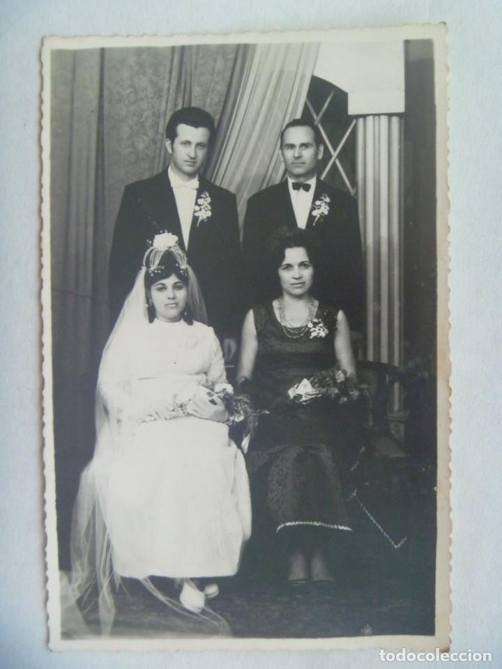 Fotograf&iacute;a antigua: FOTO DE BODA: NOVIOS Y PADRINOS POSANDO. TROQUELADA