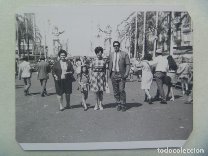 Fotograf&iacute;a antigua: FOTO DE FAMILIA EN AVENIDA CON DOS ARLEQUINES COMO PORTADA, CREO QUE ES CADIZ EN CARNAVAL, A&Ntilde;OS 60