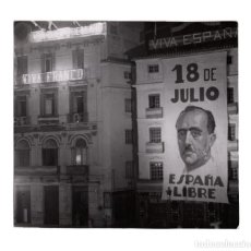 Fotografía antigua: MÁLAGA.- RETRATO DEL CAUDILLO. PLAZA JOSE ANTONIO. 1938. 11,5X11.
