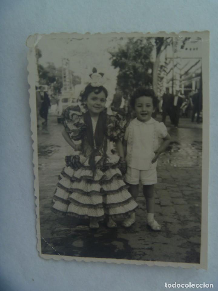 Fotograf&iacute;a antigua: MINUTERO DE FOTOGRAFO DE FERIA : NI&Ntilde;A VESTIDA DE FLAMENCA Y NI&Ntilde;O, AL FONDO SE VE UN SEAT 600