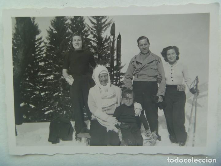 Fotograf&iacute;a antigua: FOTO DE FAMILIA DE ESQUIADORES EN LA NIEVE, CON ESQUIES Y ABUELA