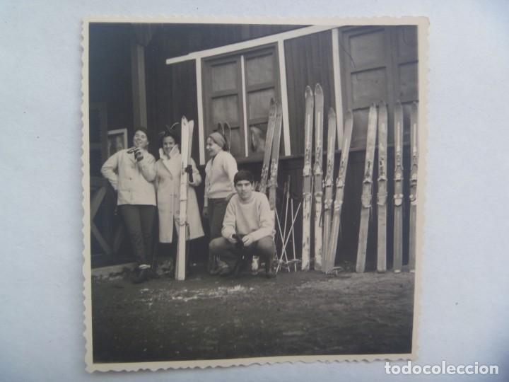 Fotograf&iacute;a antigua: FOTO DE JOVENES ESQUIADORES , ESQUIES, ETC. 1964
