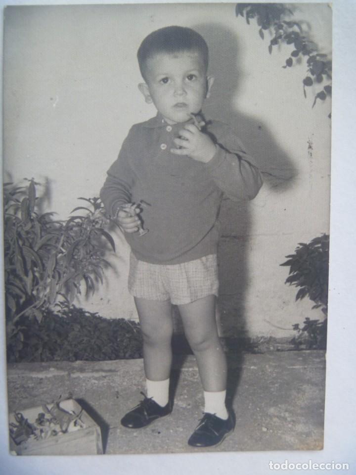 Antique Photography: FOTO DE NI&Ntilde;O CON PANTALON CORTO Y CAJA DE INDIOS Y COMBOYS
