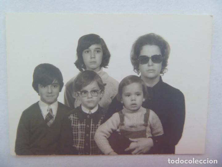 Fotografia antiga: FOTO DE FAMILIA NUMEROSA. MUJER DE LUTO Y NI&Ntilde;OS , SEGURAMENTE VIUDA.1975