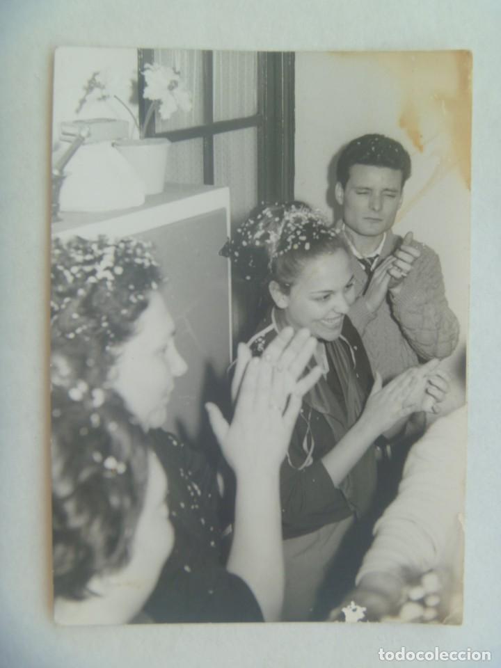 Fotografia antiga: FOTO DE FIESTA , LA CHICA SE QUE ES UNA BAILAORA FLAMENCA,1964. DE RATASI, SEVILLA