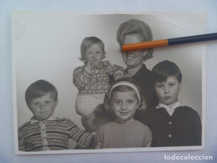 Photographie ancienne: PRECIOSO RETRATO DE ESTUDIO DE MADRE CON NI&Ntilde;OS, A&Ntilde;OS 60. DE LOPEZ DUERTO, COIN ( MALAGA )