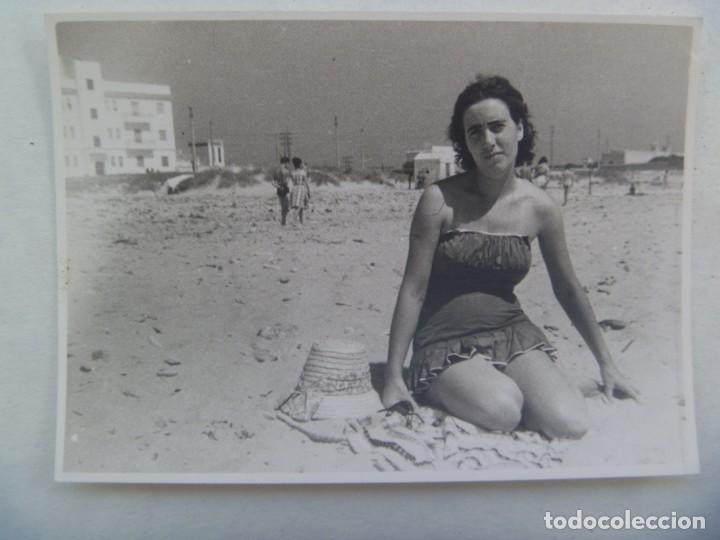 foto mujer en bañador en la playa. cadiz, 19 - Compra venta en todocoleccion