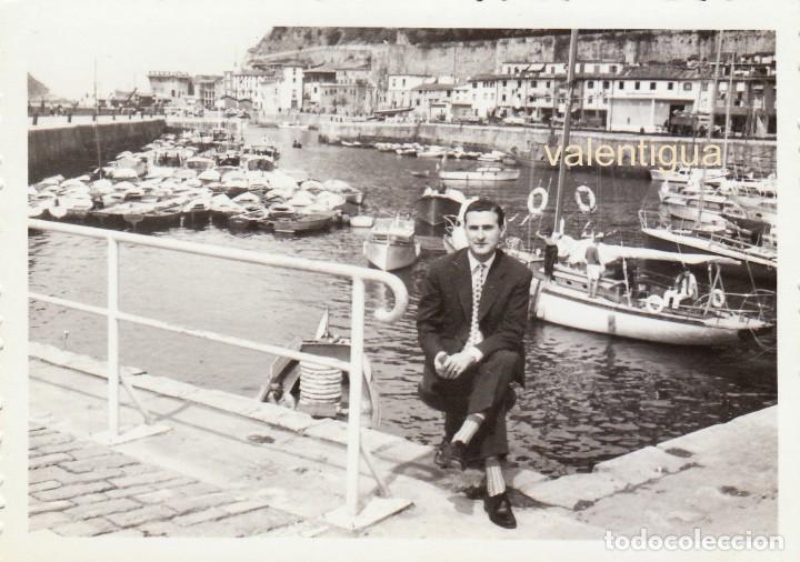 Fotografia antiga: Fant&aacute;stica foto. Puerto de Pescadores, con sus barcas, San Sebastian A&ntilde;os 60 sb
