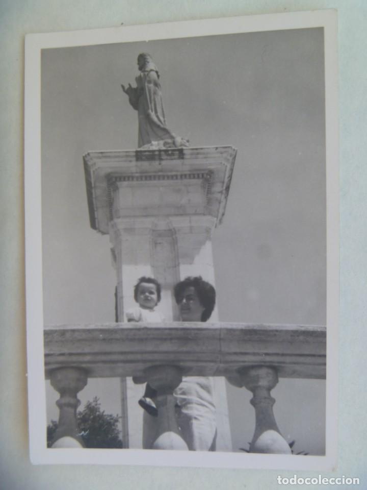 Fotografia antica: FOTO DE MADRE CON NI&Ntilde;A BAJO UN MONUMENTO DE CRISTO