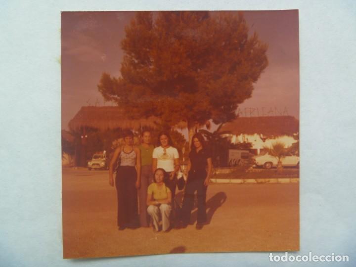Fotograf&iacute;a antigua: FOTO DE CHICAS POSANDO , AL FONDO COCHES DE EPOCA, CITROEN DOS CABALLOS , ETC
