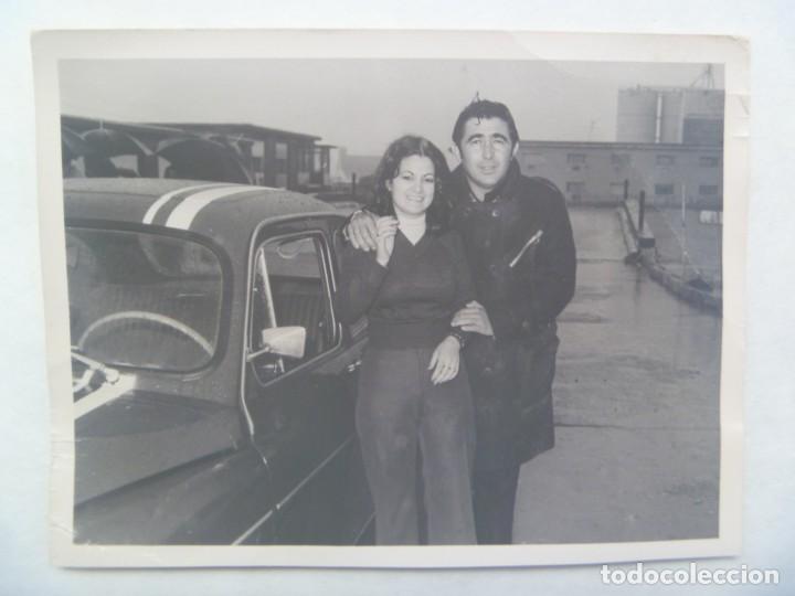 Fotograf&iacute;a antigua: FOTO DE PAREJA CON UN SEAT 600 DE CARRERAS