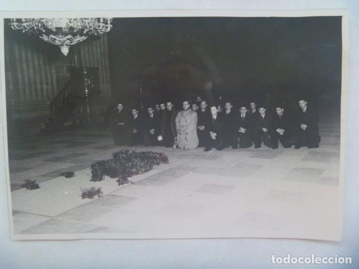 Fotografia antica: FALANGE : FOTO DE MINEROS ASTURIANOS FALANGISTAS EN LA TUMBA DE JOSE ANTONIO. EL ESCORIAL, 1943