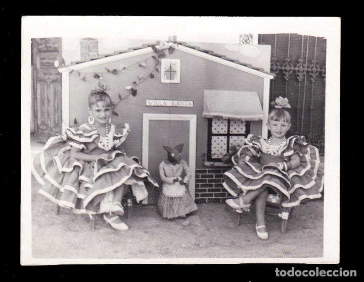 Fotograf&iacute;a antigua: *** ANTIGUA FOTO DE NI&Ntilde;AS CON TRAJE DE FLAMENCA EN CASETA DE JUGUETE (VILLA RATITA) 1964 ***