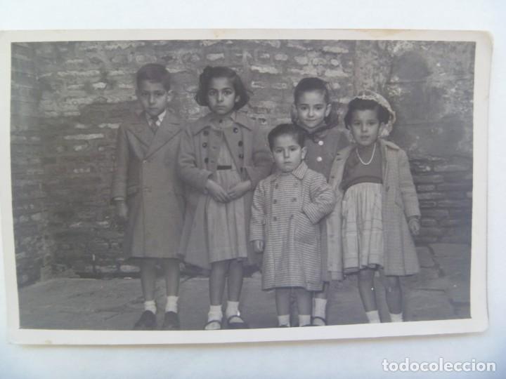 Fotografia antiga: BONITA FOTO DE NI&Ntilde;OS POSANDO. SEVILLA, 1955