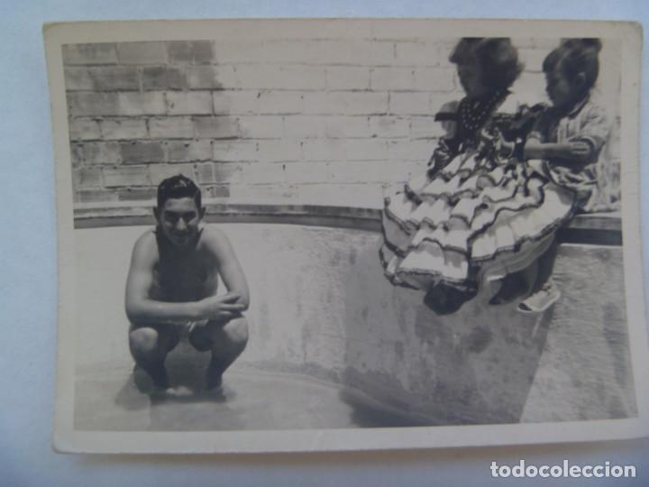 Fotograf&iacute;a antigua: FOTO DE NI&Ntilde;A VESTIDA DE FLAMENCA Y TIO SEMI DESNUDO EN UNA ALBERCA
