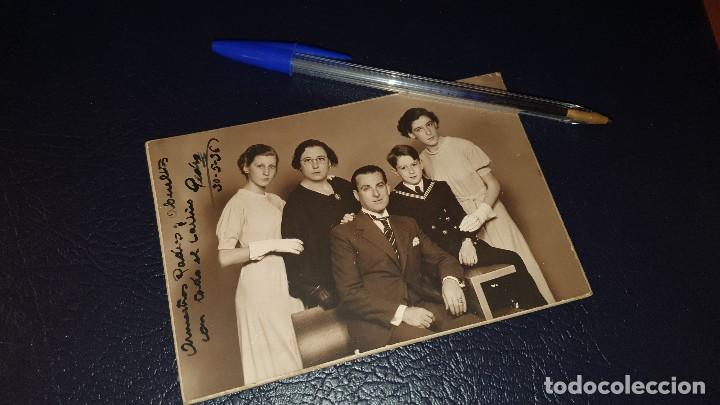 Fotografia antica: Fotografia familiar en carton rigido, foto studio lumiere de barcelona,14,5 x 10 cm.