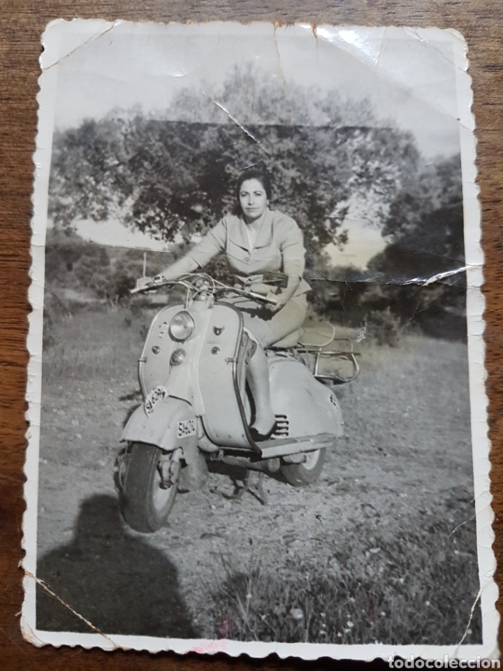 Fotograf&iacute;a antigua: Foto mujer con moto vespa faro arriba