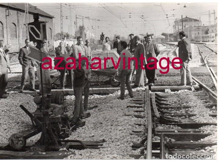Fotograf&iacute;a antigua: CORDOBA, ANTIGUA FOTOGRAFIA ARREGLO PASO A NIVEL FERROCARRIL, FOT.HUERTOS,178X128MM