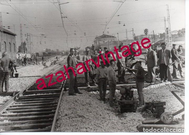 Fotograf&iacute;a antigua: CORDOBA, ANTIGUA FOTOGRAFIA ARREGLO PASO A NIVEL FERROCARRIL, FOT.HUERTOS,178X128MM