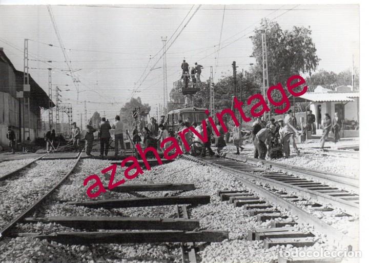 Fotograf&iacute;a antigua: CORDOBA, ANTIGUA FOTOGRAFIA ARREGLO PASO A NIVEL FERROCARRIL, FOT.HUERTOS,178X128MM
