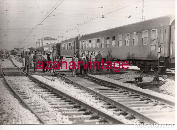 Fotograf&iacute;a antigua: CORDOBA, ANTIGUA FOTOGRAFIA ARREGLO PASO A NIVEL FERROCARRIL, FOT.HUERTOS,178X128MM