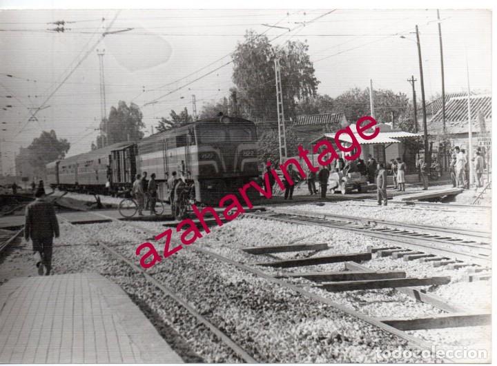 Fotograf&iacute;a antigua: CORDOBA, ANTIGUA FOTOGRAFIA ARREGLO PASO A NIVEL FERROCARRIL, FOT.HUERTOS,178X128MM