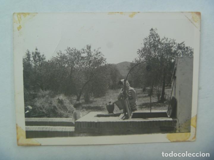 Fotograf&iacute;a antigua: FOTO DE MUJER LLENANDO EL BOTIJO CON AGUA DEL POZO