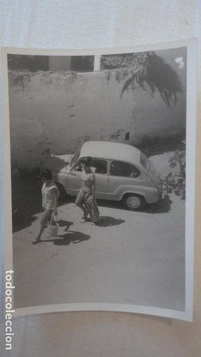 Fotograf&iacute;a antigua: ANTIGUA FOTOGRAFIA CHICAS JUNTO A COCHE SEAT 600 A&Ntilde;OS 60
