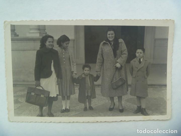 Fotograf&iacute;a antigua: FOTO DE MADRE CON HIJOS, NI&Ntilde;A CON MALETA DEL COLE. A&Ntilde;OS 40