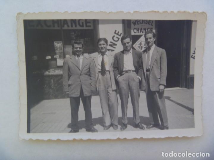 Fotograf&iacute;a antigua: FOTO DE SE&Ntilde;ORES POSANDO ANTE UNA TIENDA, 1952
