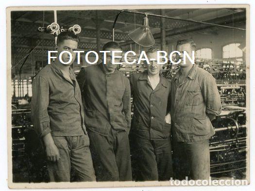 Fotografia antica: FOTO ORIGINAL OPERARIOS TRABAJADORES EN UNA FABRICA ESPA&Ntilde;A A&Ntilde;OS 30
