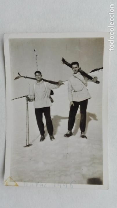 Fotograf&iacute;a antigua: FOTO DE DOS JOVENES ESQUIADORES. CON EQUIPO : ESQUIES, ETC . 1946