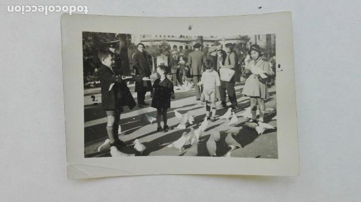 Alte Fotografie: PEQUE&Ntilde;A FOTO DE NI&Ntilde;OS EN LA PLAZA DE LAS PALOMAS DEL PARQUE DE MARIA LUISA. SEVILLA, 1931