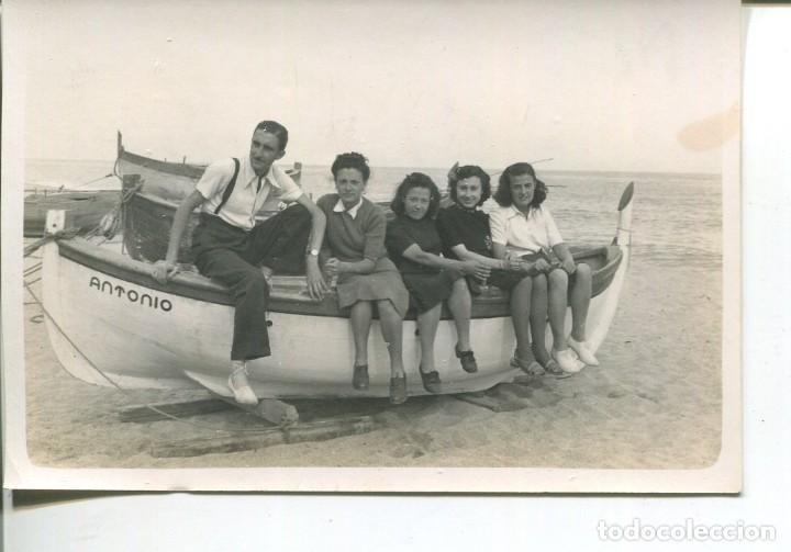 Fotografia antiga: (2FOTOS)MASNOU-BARCELONA-PLAYA MUJERES Y BARCAS-- A&Ntilde;O 1942-FOTOGR&Aacute;FICA-RARA