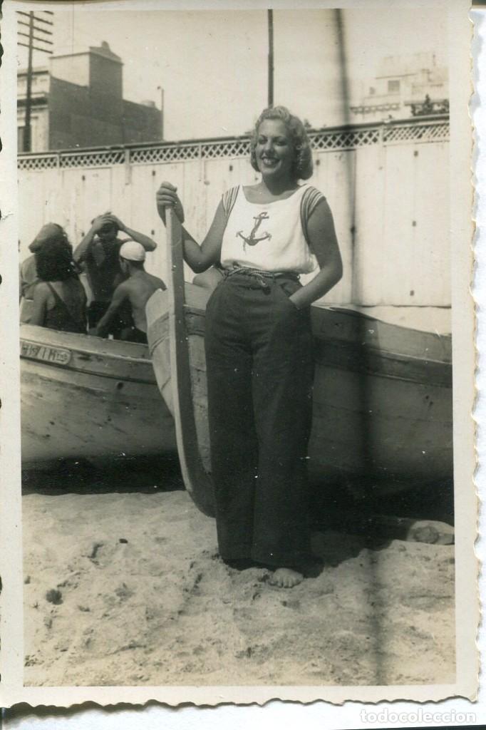 Fotografia antiga: (3FOTOS)MASNOU-BARCELONA-MUJER PLAYA Y CASETAS-- A&Ntilde;O 1940-FOTOGR&Aacute;FICA-RARA