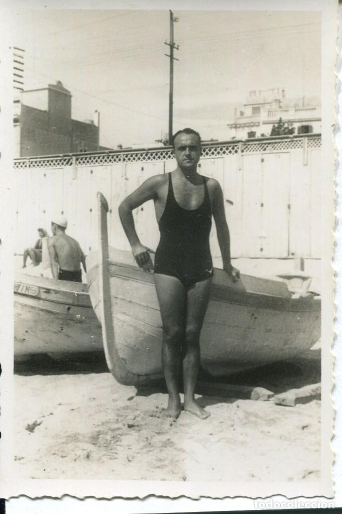 Fotografia antiga: (2FOTOS)MASNOU-BARCELONA-HOMBRES PLAYA Y CASETAS-- A&Ntilde;O 1940-FOTOGR&Aacute;FICA-RARA