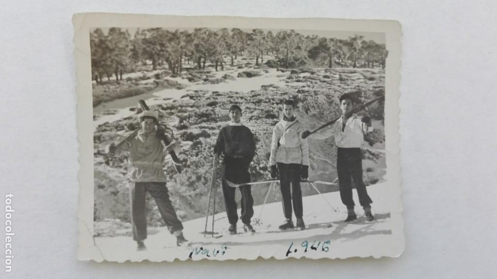 Fotograf&iacute;a antigua: FOTO DE J&Oacute;VENES ESQUIADORES CON EQUIPO: ESQUIES, ETC . 1946