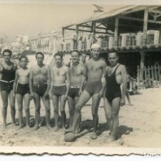 Fotografía antigua: (2FOTOS)MASNOU-BARCELONA-GRUPO HOMBRES PLAYA Y CASETAS-- AÑO 1940-FOTOGRÁFICA-RARA. Lote 208029117