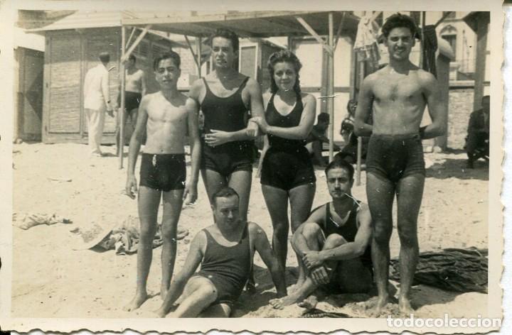 Fotografia antiga: (2FOTOS)MASNOU-BARCELONA- GRUPO FAMILIAR PLAYA -- A&Ntilde;O 1940-FOTOGR&Aacute;FICA-RARA
