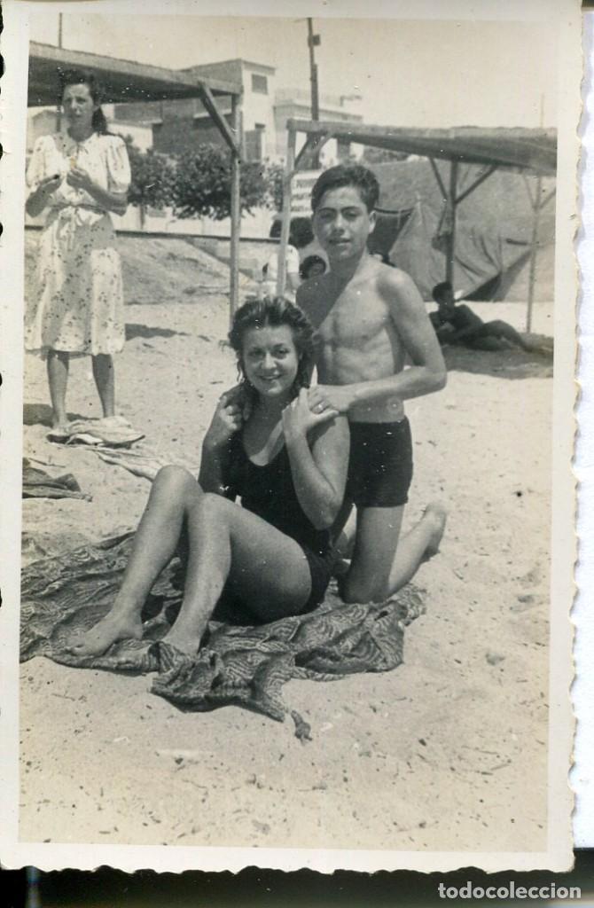 Fotografia antiga: MASNOU-BARCELONA- MADRE CON HIJO PLAYA -- A&Ntilde;O 1940-FOTOGR&Aacute;FICA-RARA