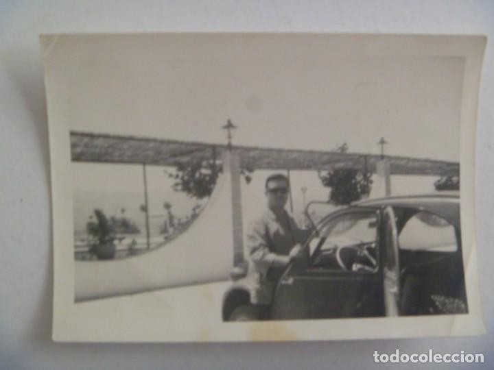 Fotograf&iacute;a antigua: FOTO DE HOMBRE CON UN COCHE DE EPOCA, CITROEN DOS CABALLOS
